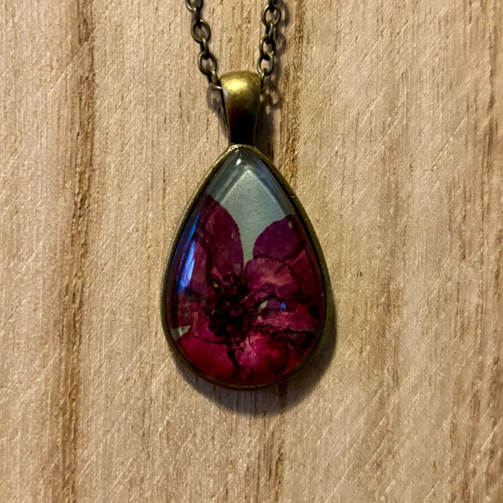 NEW - Winter Garden Studios Handmade Pressed Flower Necklace